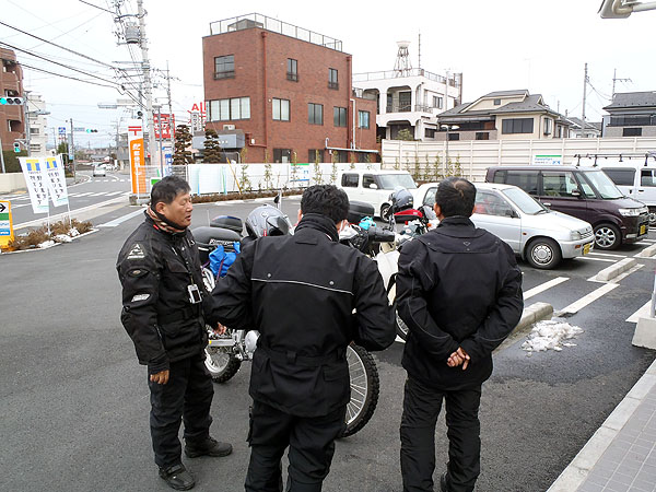 コンビニの駐車場で全員集合